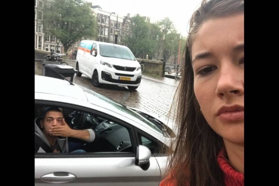 Molestie in strada, lei risponde con i selfie