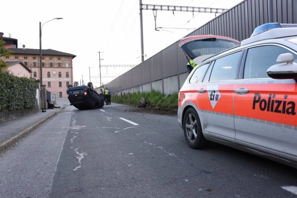 Auto si rovescia sul tetto a Maroggia