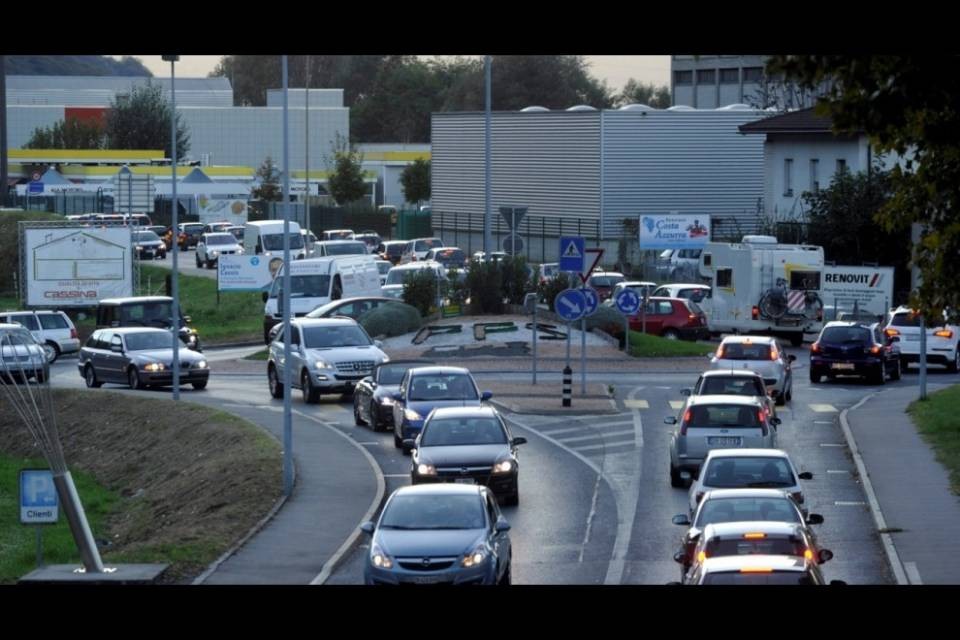 Oggetti sulla strada, traffico rallentato sull'A2