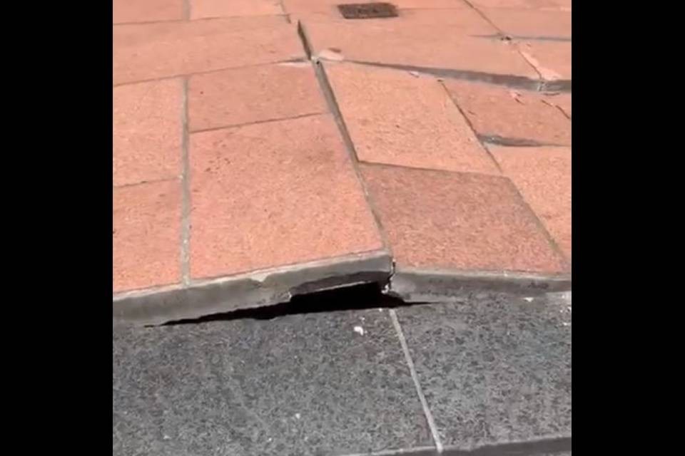 Il caldo fa saltare le lastre di marmo del centro di Chiasso