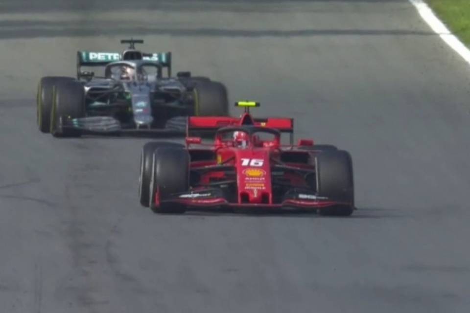 Continua il momento magico di Charles Leclerc
