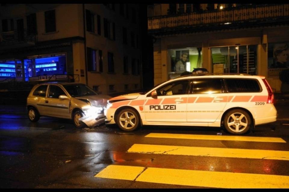 Frontale con la Polizia: ferite due donne, illesi gli agenti