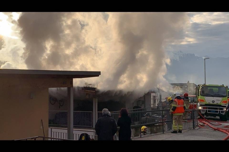 Violento incendio in un'abitazione a Cugnasco-Gerra