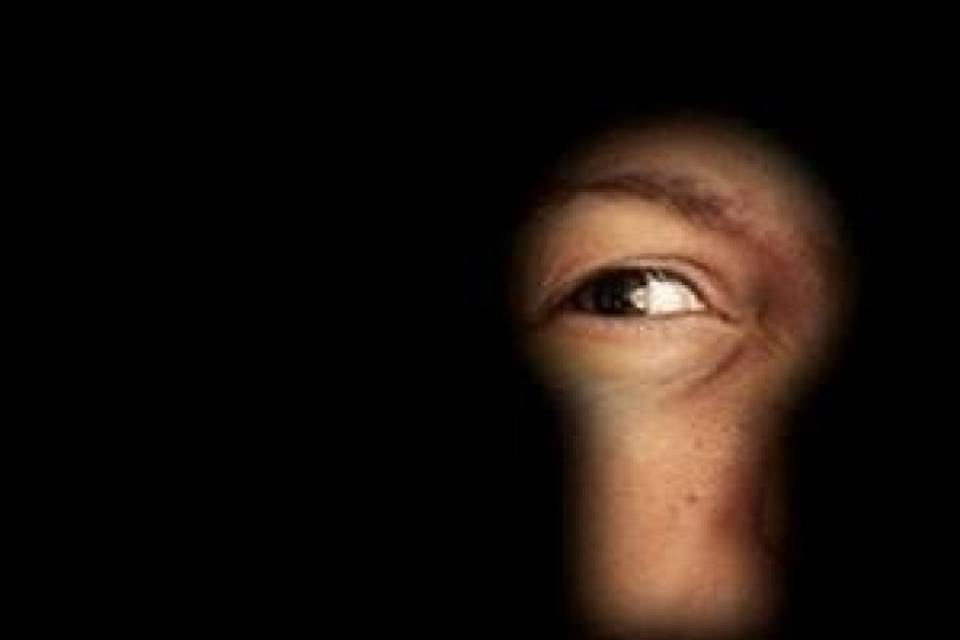 Voyeur colto in flagrante al centro termale