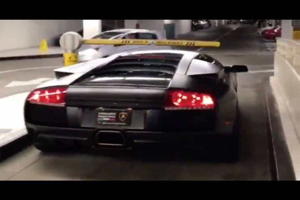 Hai una Lamborghini? Il posteggio è gratis