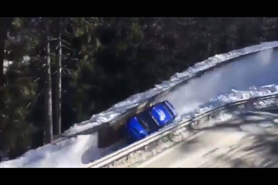 Con l'auto sulla pista da bob!