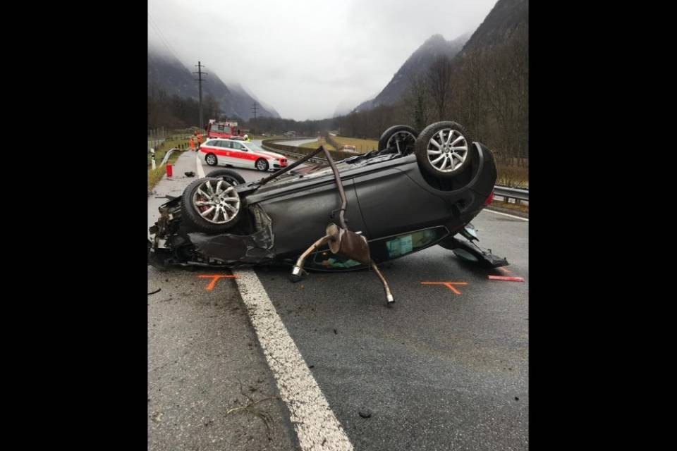 Perde il controllo dell'auto e si rovescia sul tetto