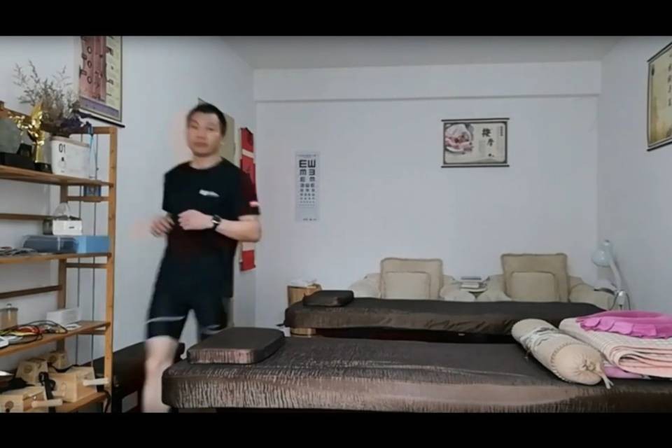 In quarantena, corre la maratona attorno al letto