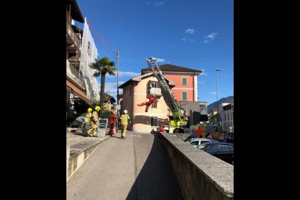 Cede un ponteggio, tre operai feriti
