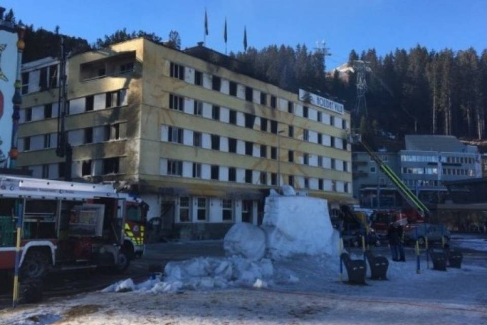 Restano sconosciute le cause del rogo al Posthotel di Arosa