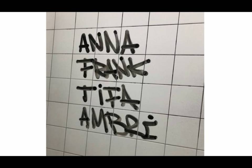 "Anna Frank tifa Ambrì": vergognosa scritta alla Resega
