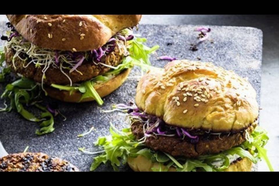 Hamburger ai vermi: un'autentica prelibatezza in Germania