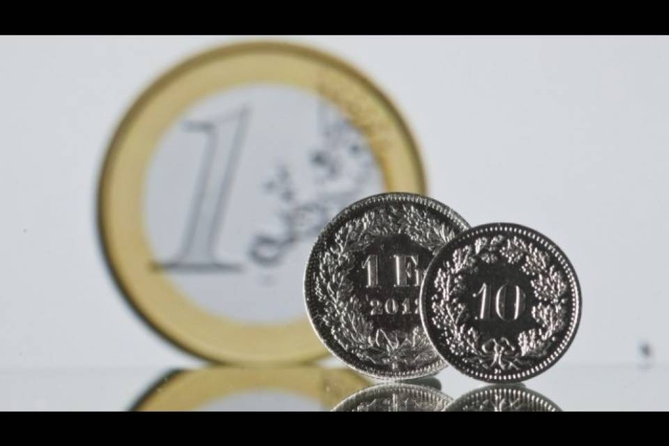 Franco ai massimi da due anni sull'euro