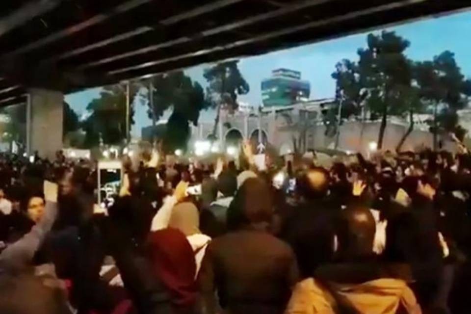 Iran, scontri con i manifestanti: la polizia spara