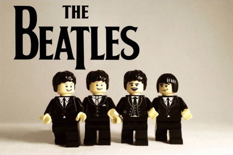 Lego'n'roll: le rockstar riprodotte coi mattoncini