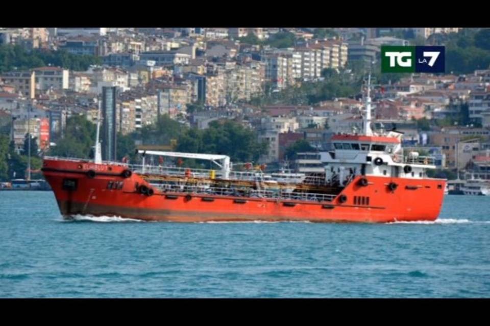 Migranti dirottano un mercantile, Salvini: "L'Italia scordatevela"