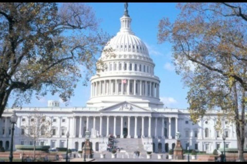 Il Senato approva la mozione che ammonisce Trump sui dazi