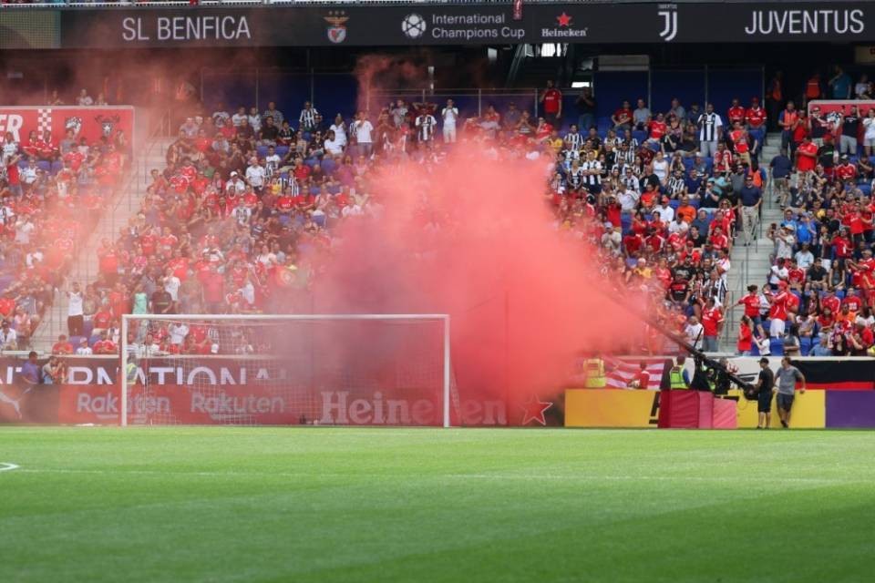 Lesione all'udito per petardo alla stadio non è un incidente