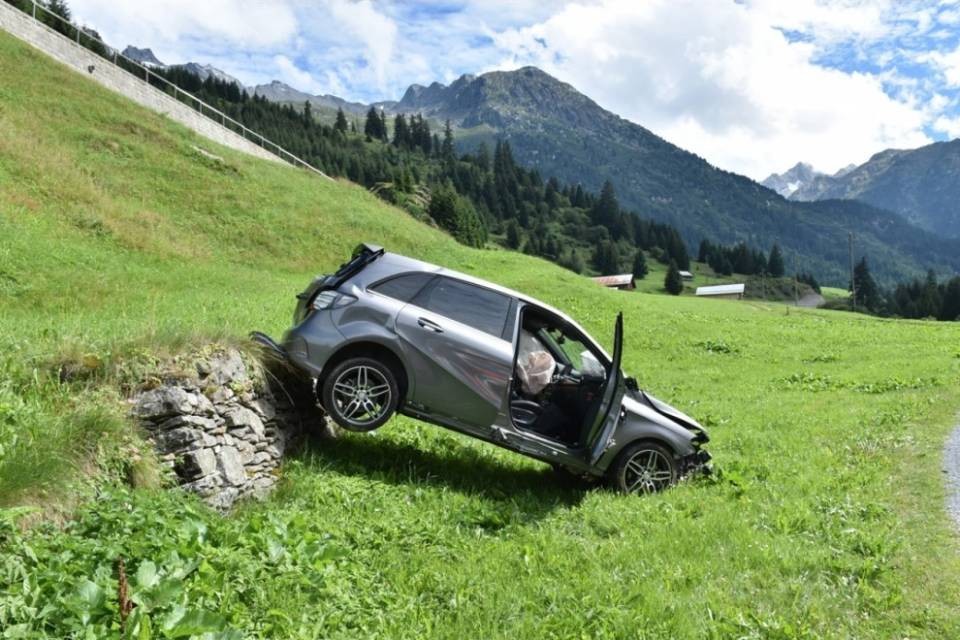 Auto fa una capriola sul Lucomagno