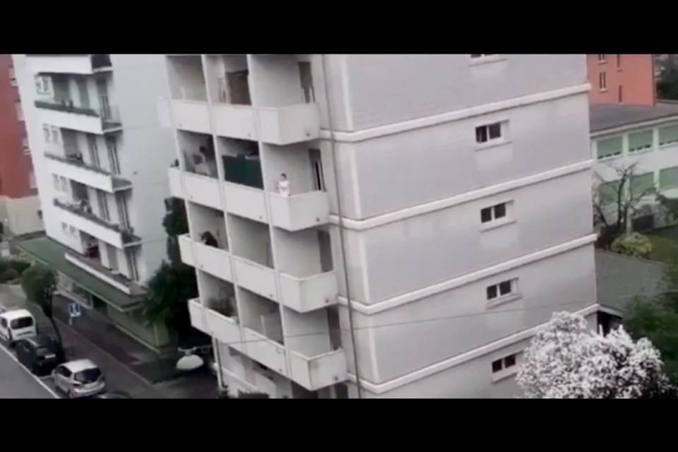 Lugano, applausi dai balconi per il personale sanitario