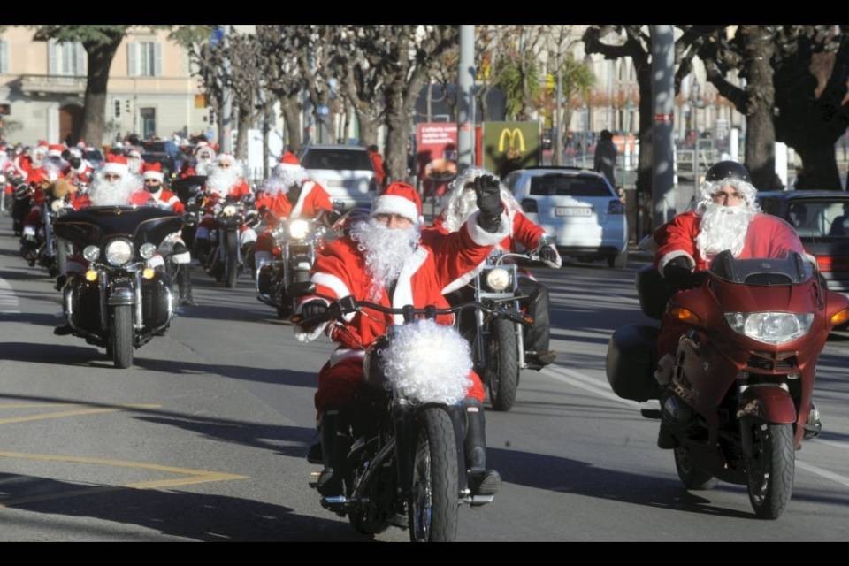 I Babbi Natale sfilano in sella alle Harley a Lugano