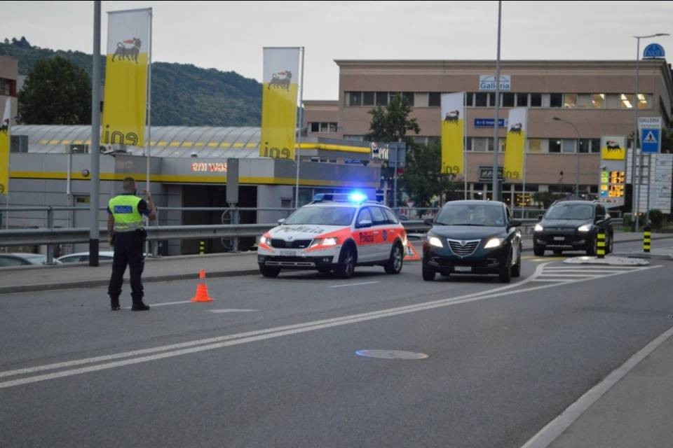 Cerca di evitare un'auto e cade a terra, ferito scooterista