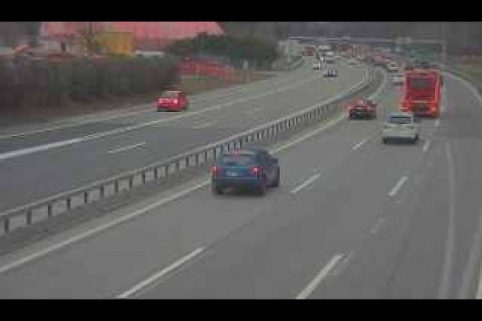 Veicolo in avaria, attenzione a Bellinzona Nord