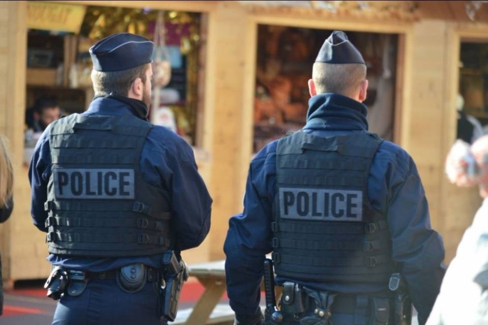 Fermato in auto col cadavere della moglie nella valigia