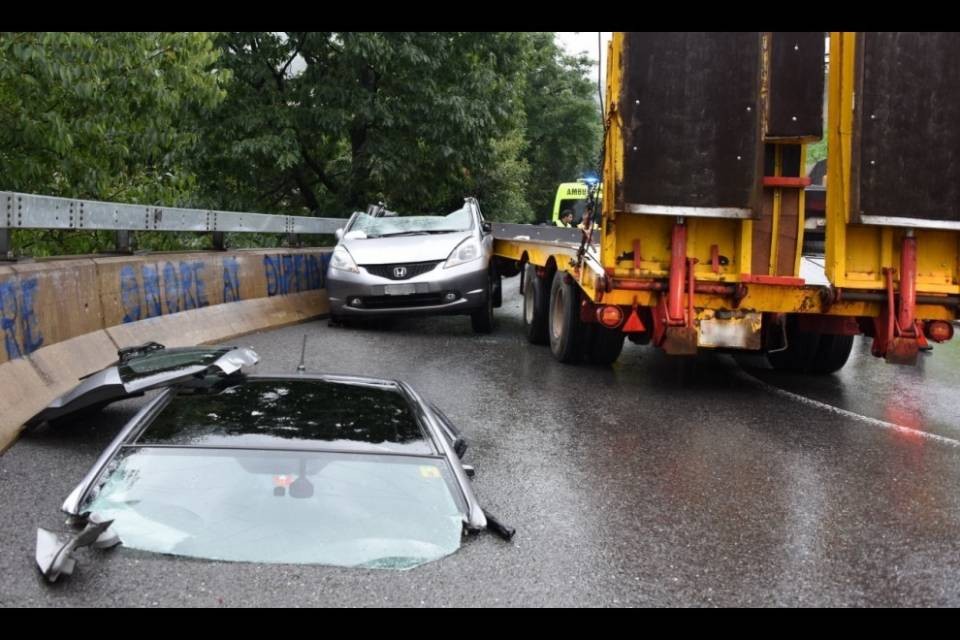 Lugano, rimorchio sbanda e schiaccia un'auto