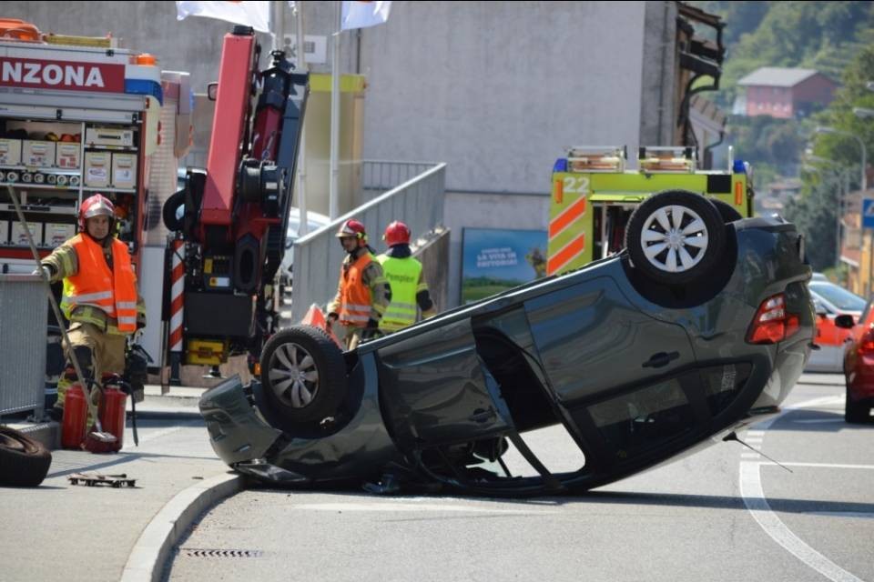 Automobilista si ribalta a Sementina