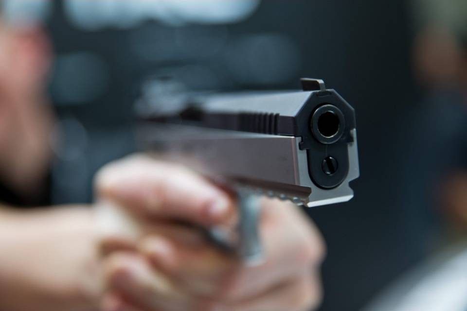 Giocano con la pistola, 15enne gravemente ferito