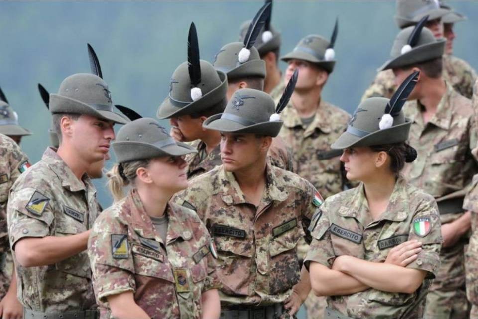 Svaligiato un pulmann degli Alpini a Rho