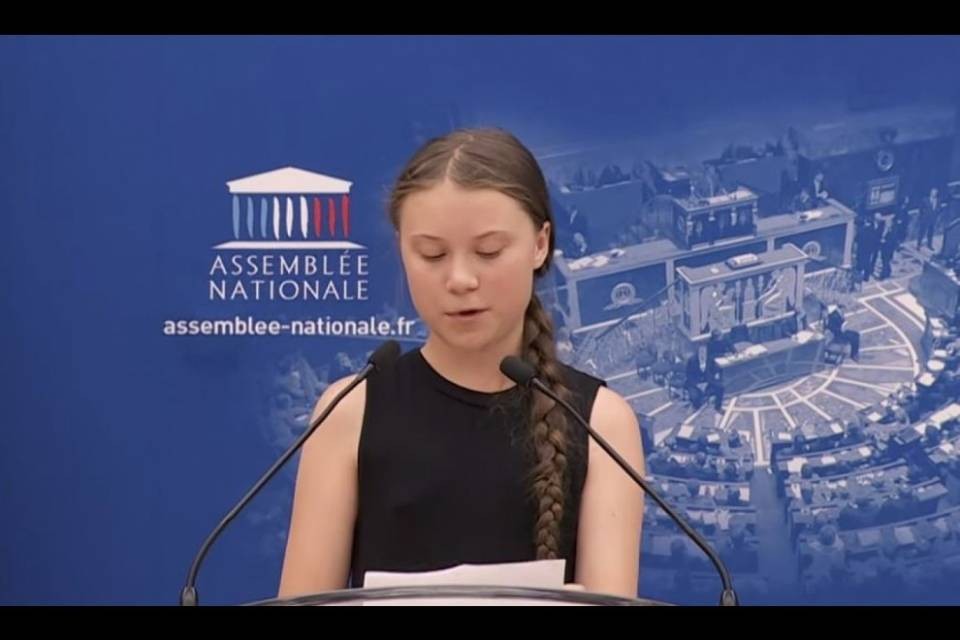 Greta bacchetta anche il parlamento francese