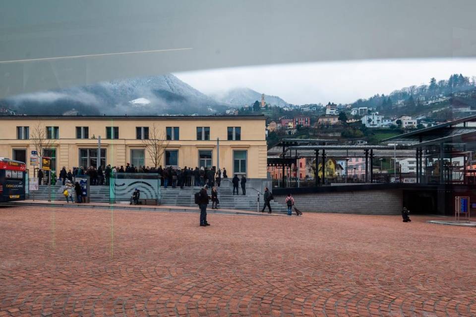 La donna è stata fermata nei pressi della stazione di Bellinzona. Foto CdT/ Chiara Zocchetti