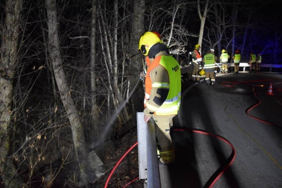 Brucia la vegetazione a lato della strada Nivo-Chironico