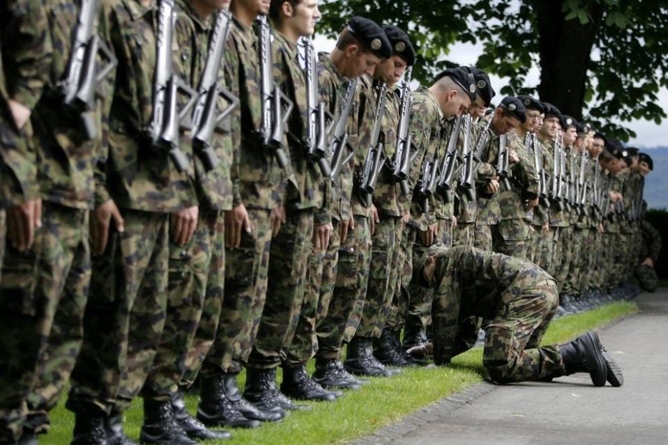"Dimezziamo l'esercito"