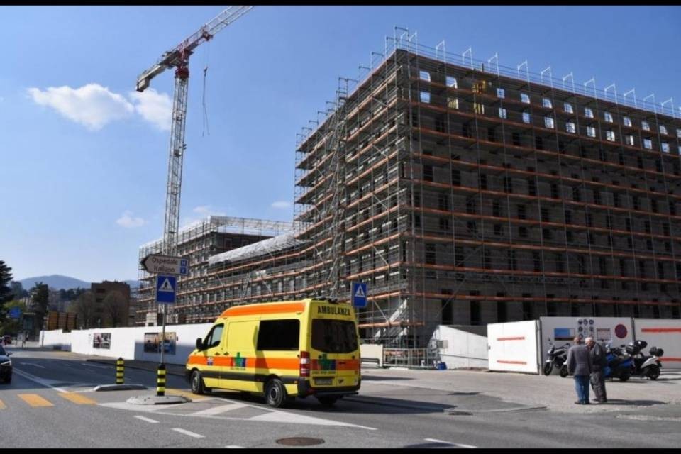 Cade dall'ultimo piano di un ponteggio, ferito un operaio