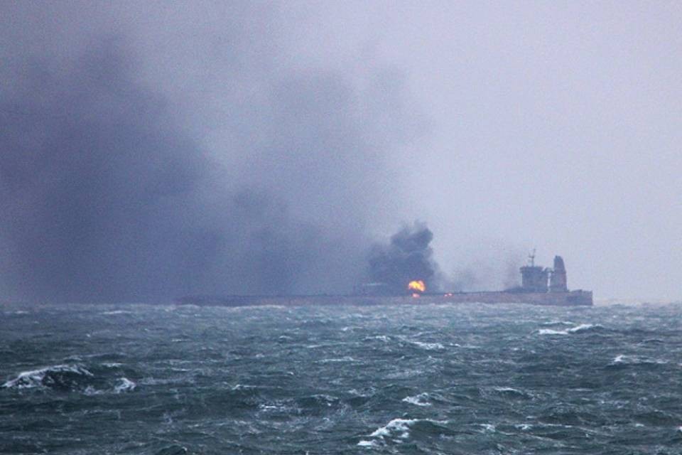 Affondata la petroliera Sanchi, allarme disastro ambientale
