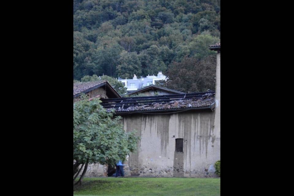 Fiamme da un ex granaio a Paradiso
