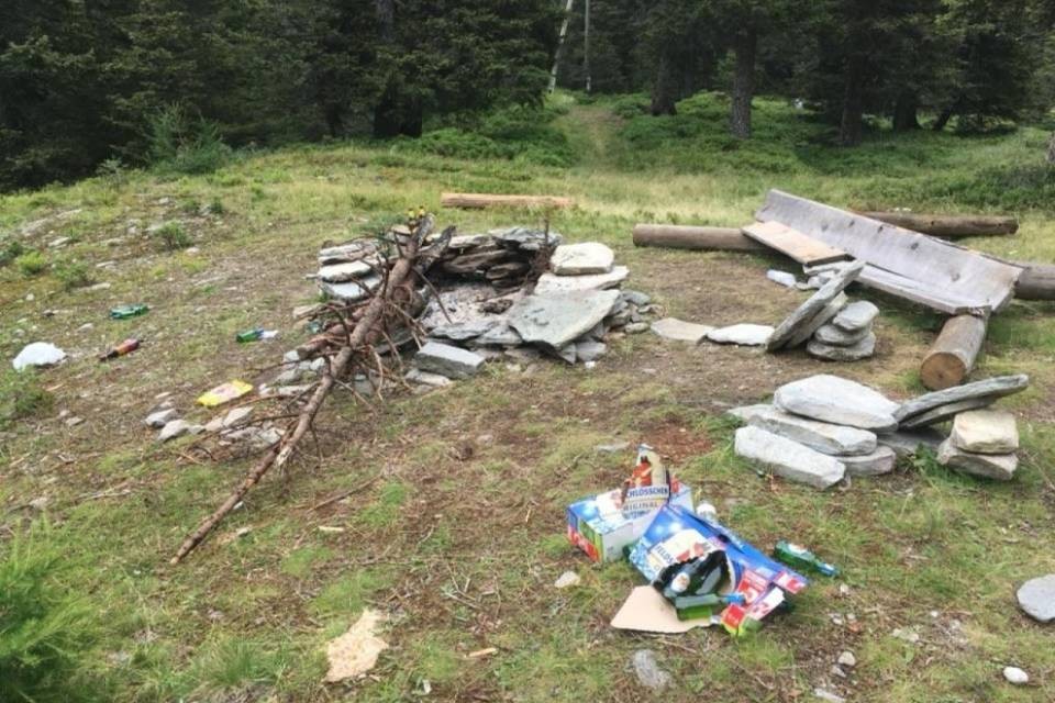Soliti ignoti abbandonano bottiglie di birra e... 12 franchi