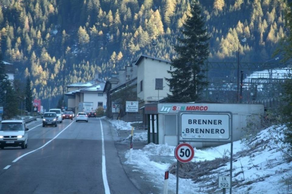 Un 'recinto di confine' per i profughi al Brennero