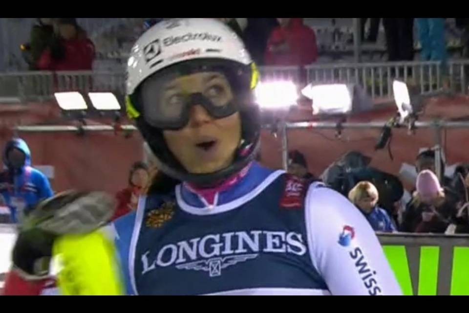 Slalom, Holdener momentaneamente terza