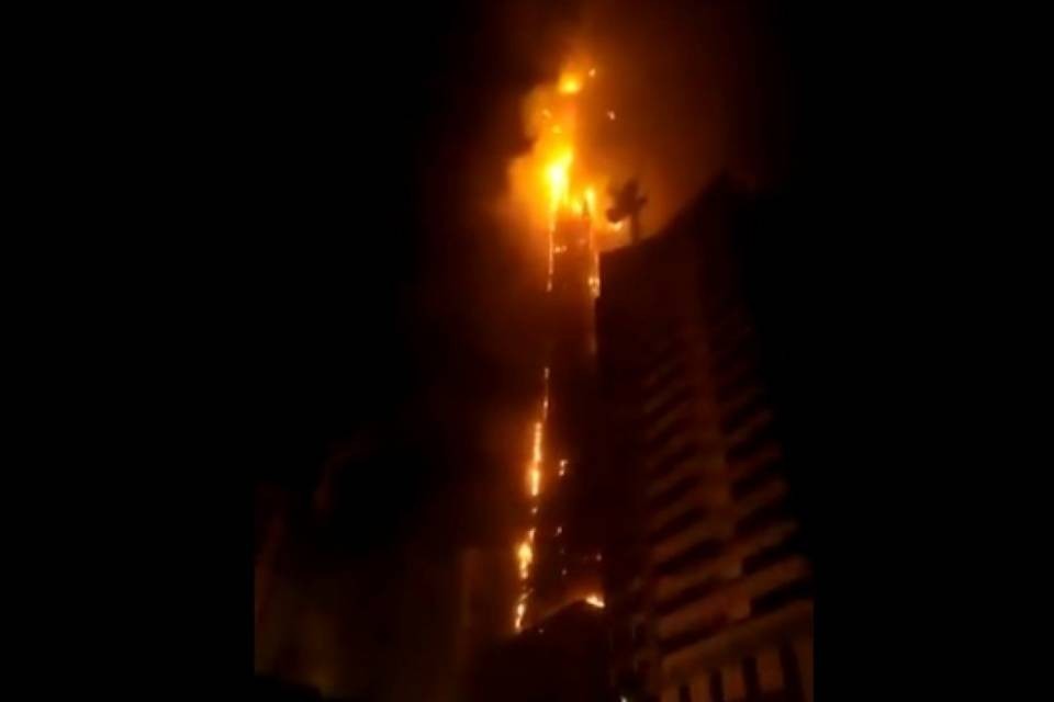 Emirati: a fuoco un grattacielo di 48 piani, 7 i feriti