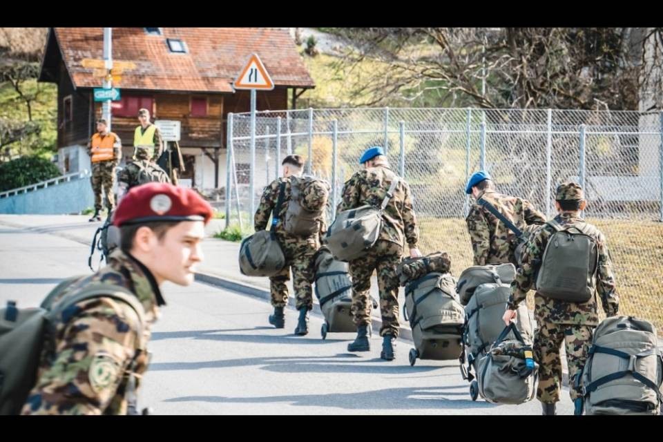 Militari contro il Covid? "Solo lavoretti e villeggiatura"