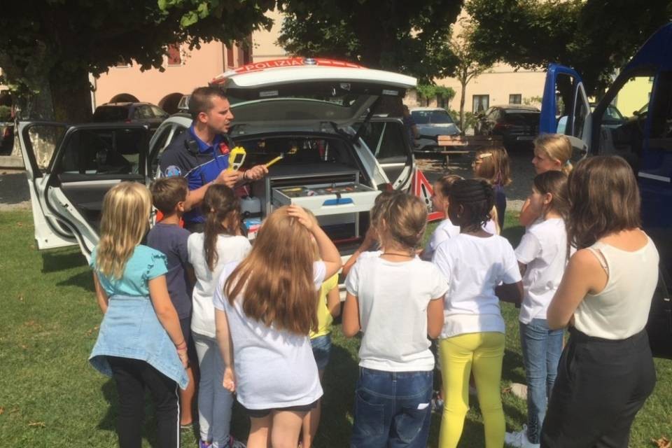 Bambini a lezione speciale a fianco dei poliziotti