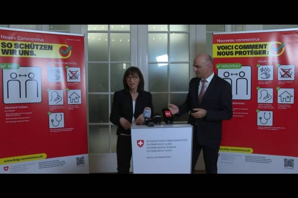 La gaffe di Berset, stringe la mano in conferenza stampa