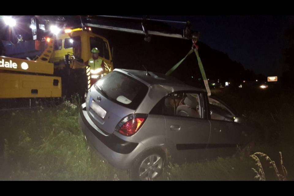Esce di strada sulla A2 e finisce nella scarpata