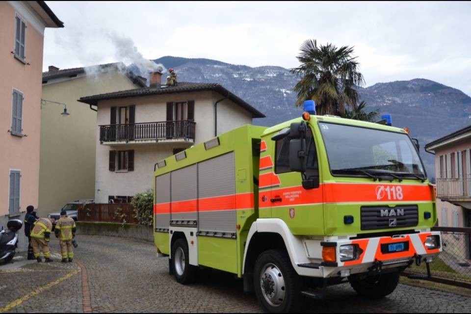 Bellinzona, fumo e fiamme da un tetto di una casa