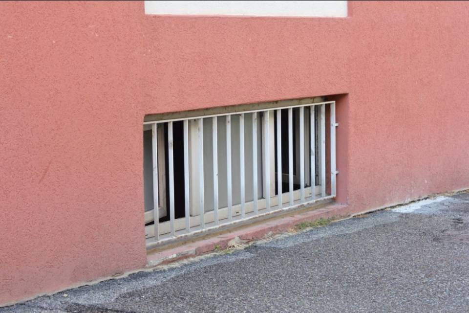 Fiamme nello scantinato di un palazzo, denso fumo nello stabile