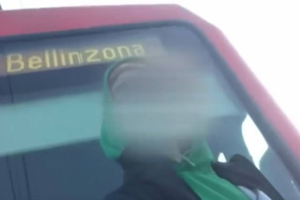Aggrappato sul treno, si filma per gli amici